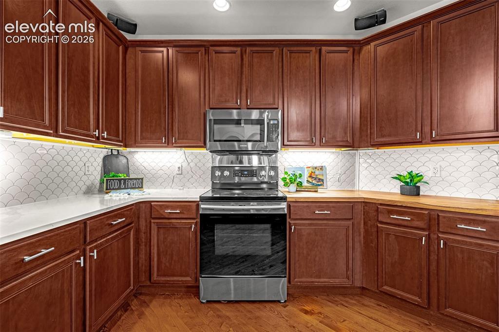 Image 10 of 50: Kitchen