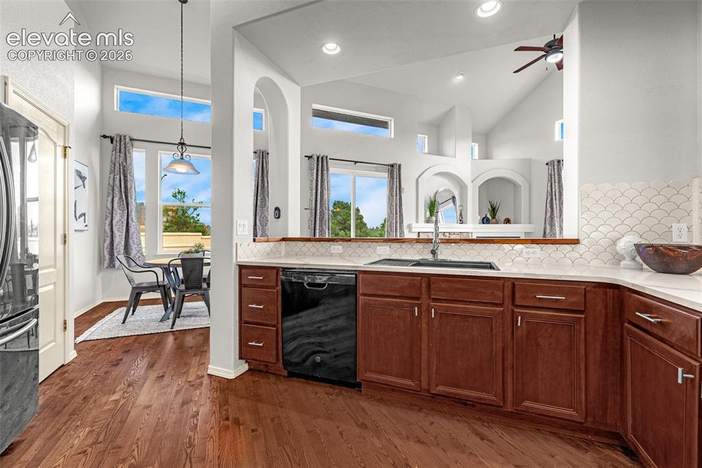 Image 11 of 50: Kitchen