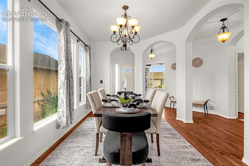Image 14 of 50: Dining Area