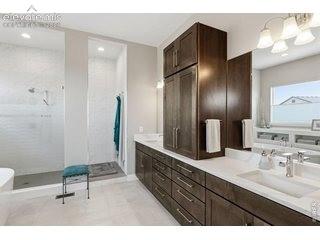 Image 16 of 33: Bathroom