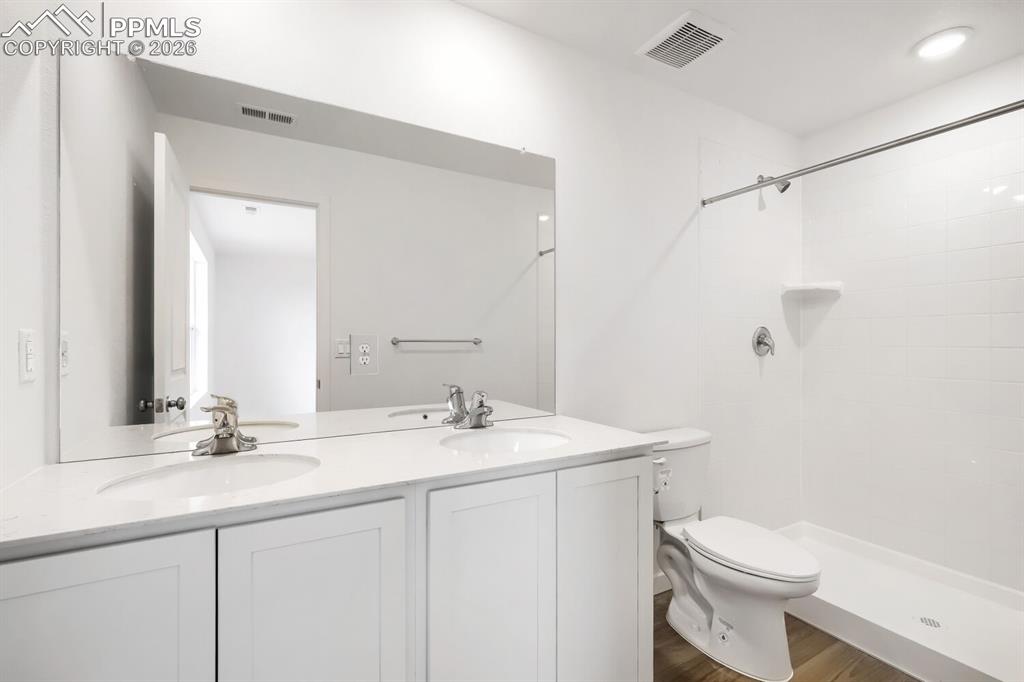 Image 10 of 13: Bathroom