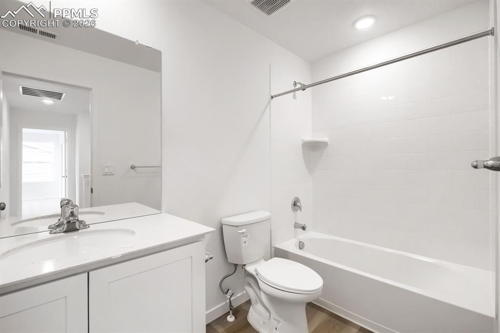 Image 11 of 13: Bathroom