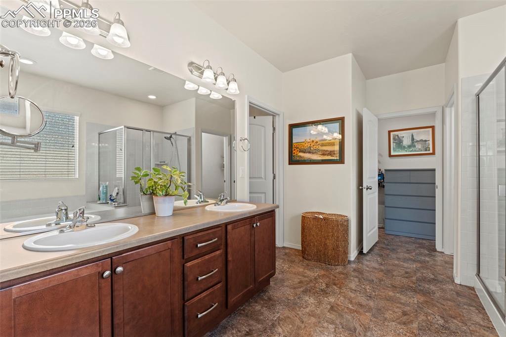 Image 17 of 42: Bathroom