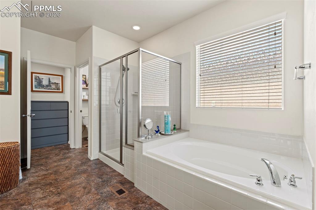 Image 18 of 42: Bathroom