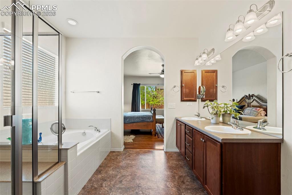 Image 19 of 42: Bathroom