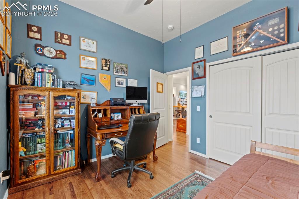 Image 22 of 42: Office