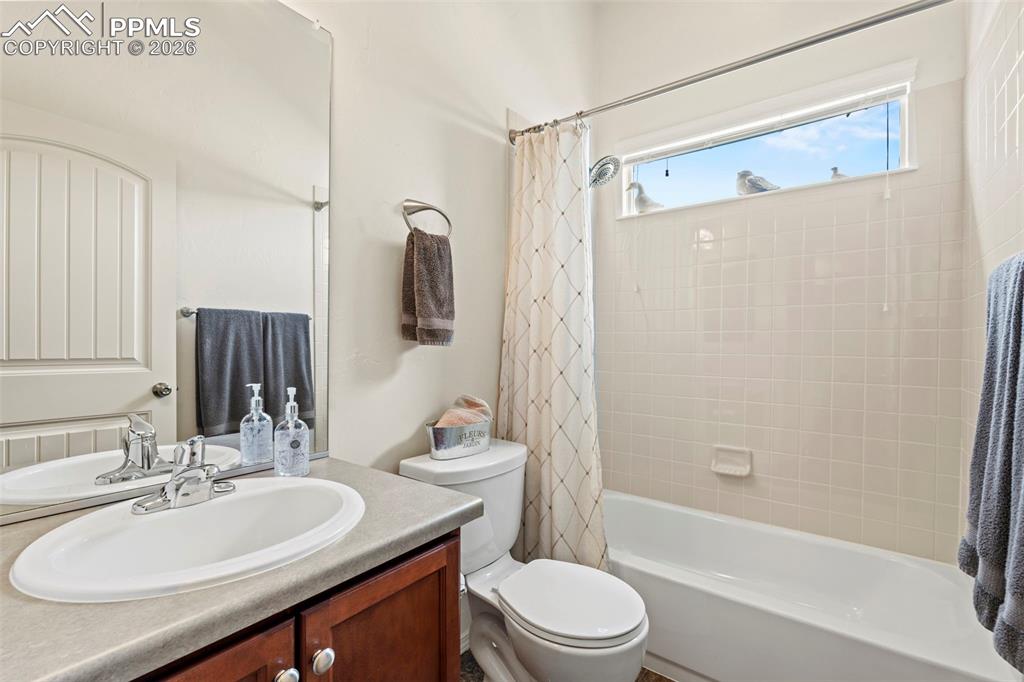 Image 23 of 42: Bathroom