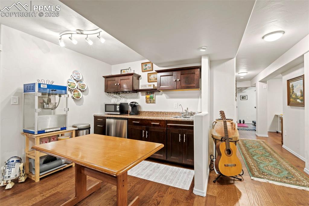 Image 29 of 42: Kitchen