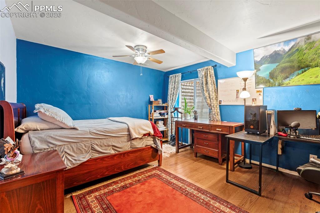 Image 31 of 42: Bedroom