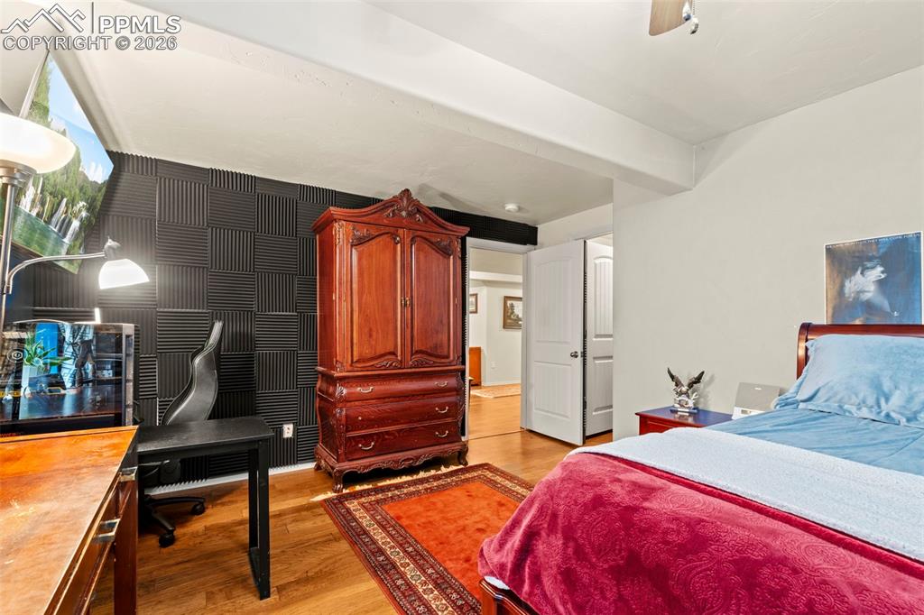 Image 32 of 42: Bedroom