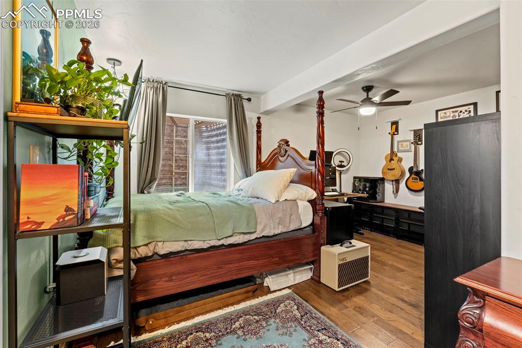 Image 33 of 42: Bedroom