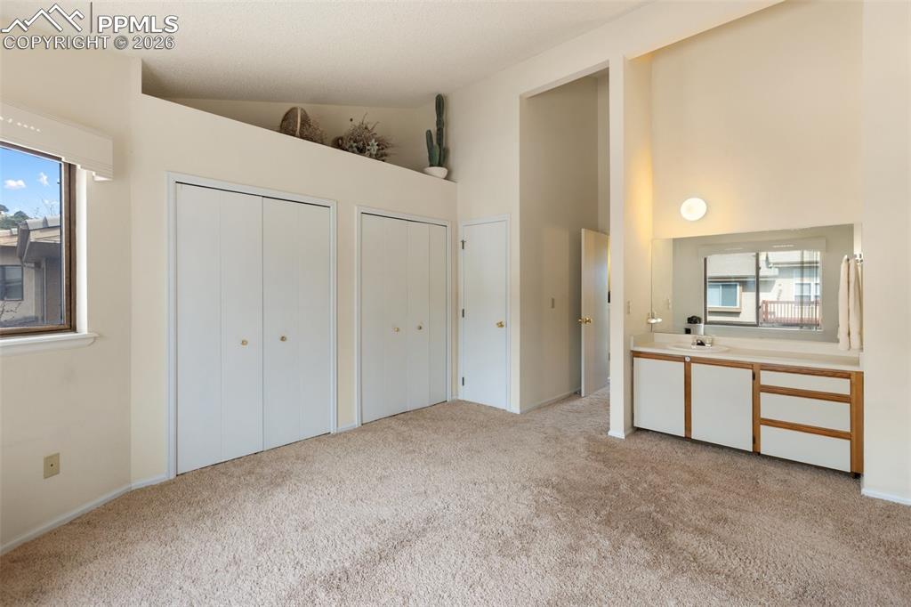 Image 19 of 32: Kitchen and dining room