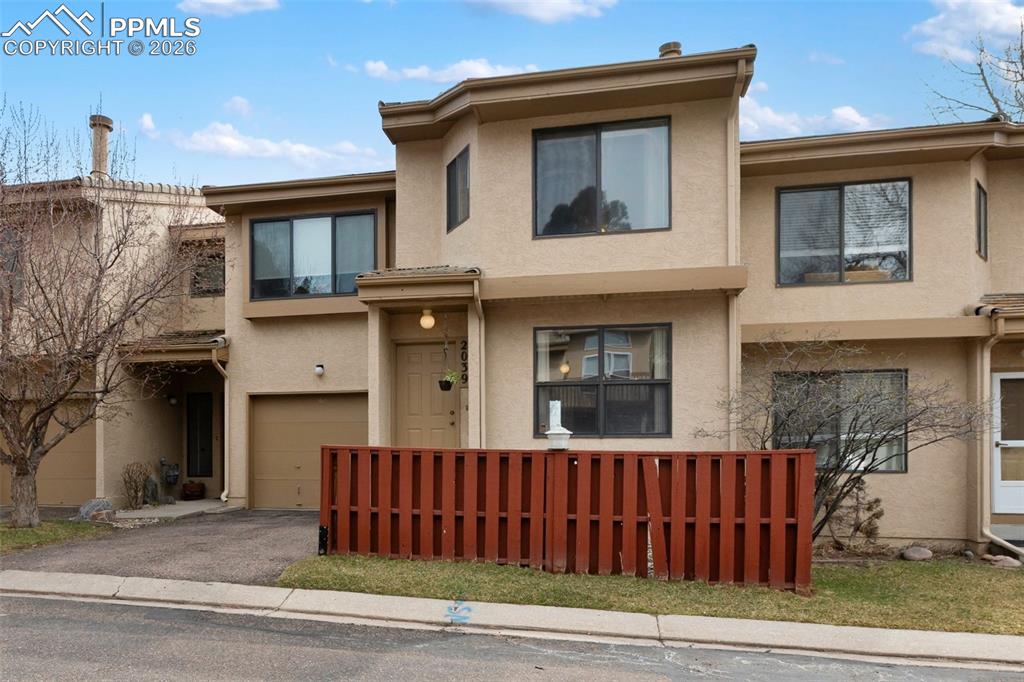 Image 25 of 32: Bedroom