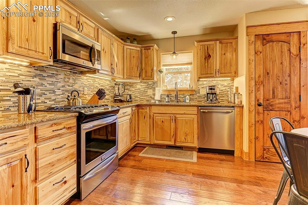 Image 11 of 28: Kitchen