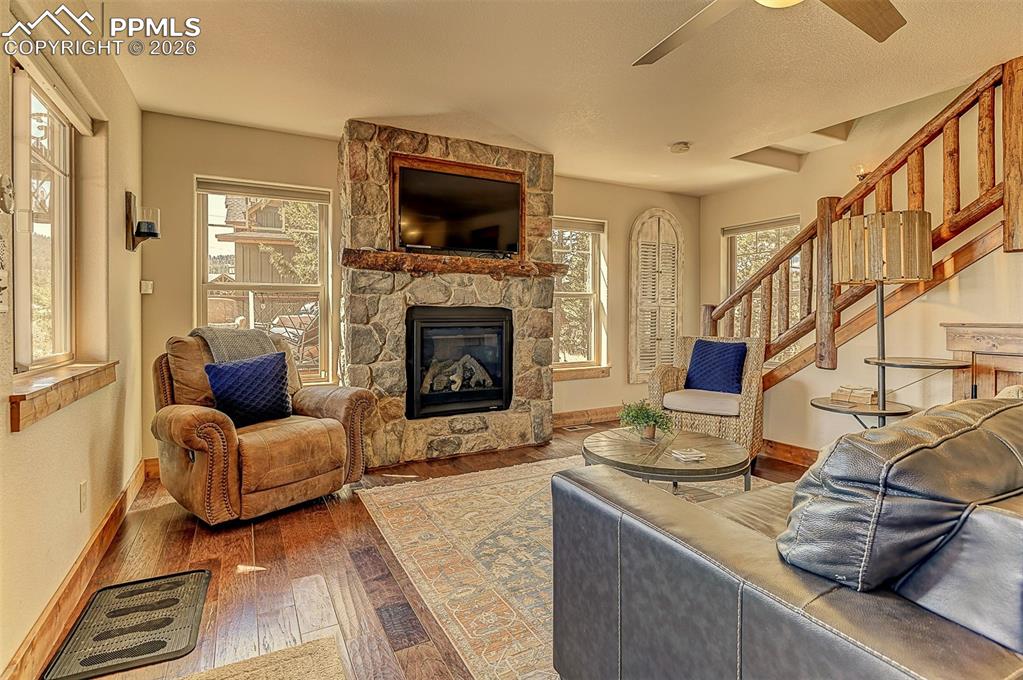 Image 16 of 28: Living Room