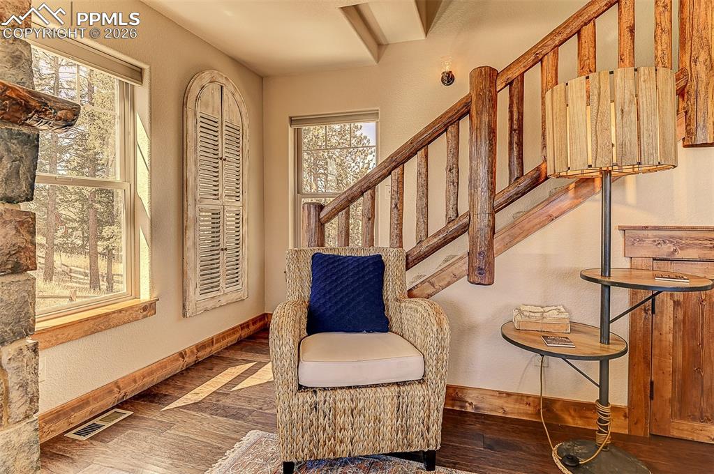 Image 18 of 28: Sitting Room