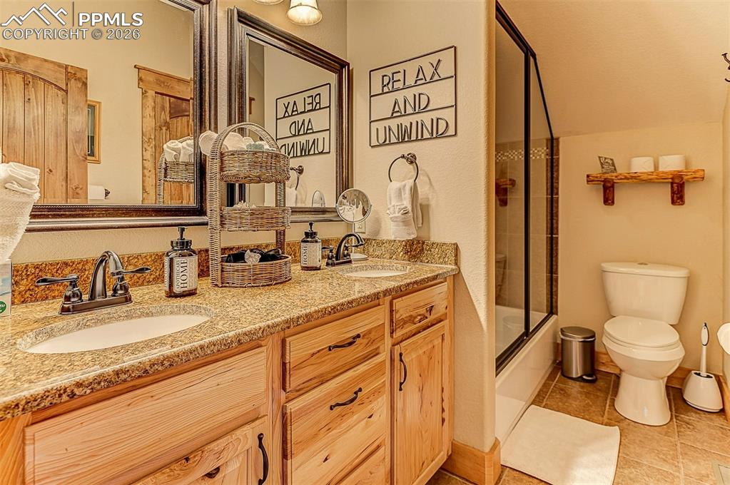 Image 20 of 28: Bathroom