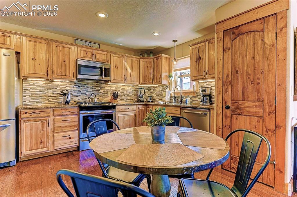 Image 9 of 28: Kitchen