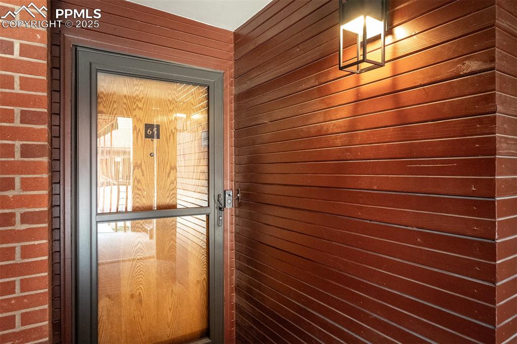 Image 15 of 49: Entry