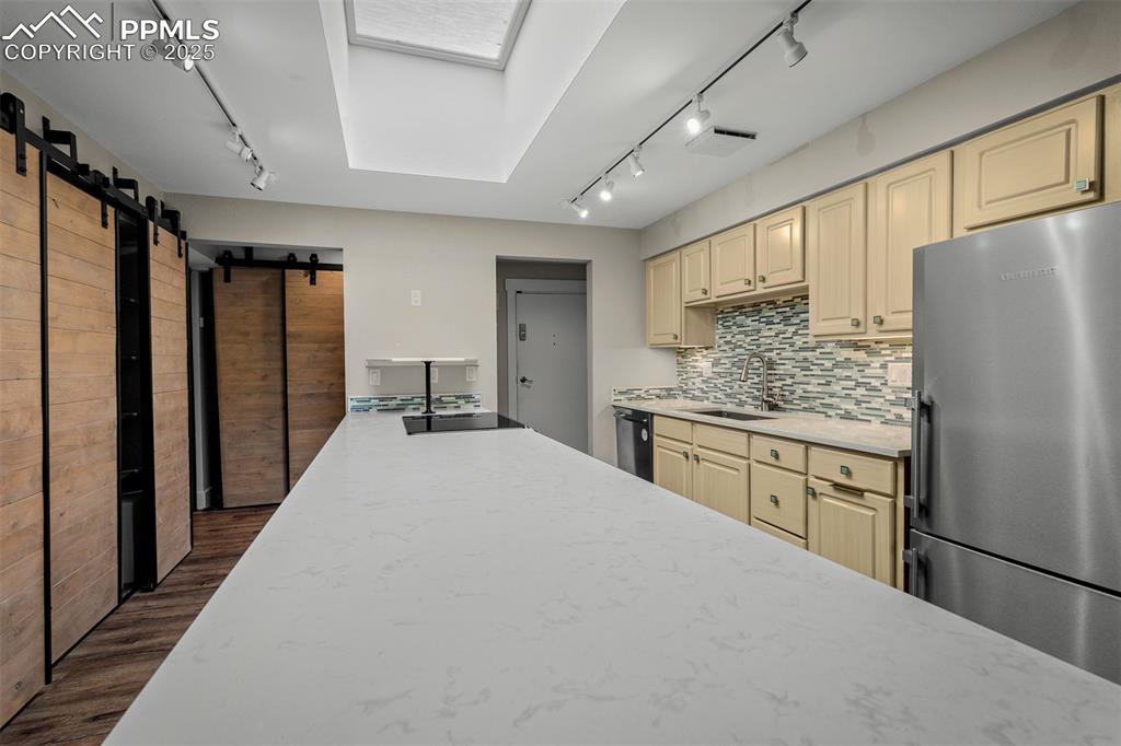 Image 29 of 49: Kitchen