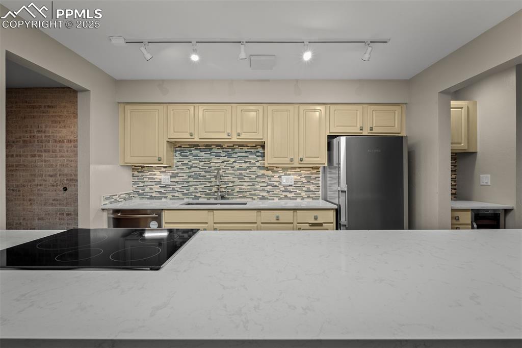 Image 31 of 49: Kitchen