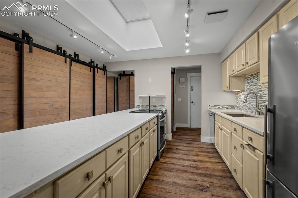 Image 34 of 49: Kitchen