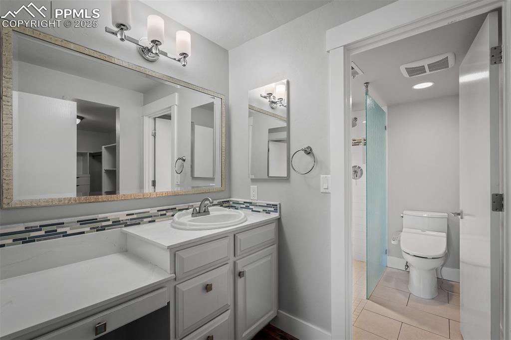 Image 41 of 49: Bathroom