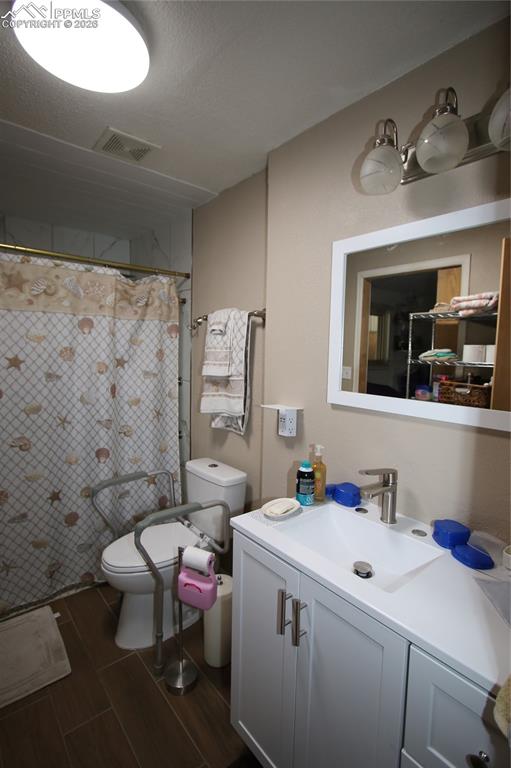 Image 11 of 12: Bathroom