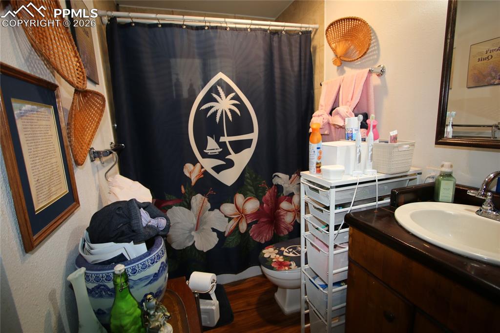 Image 12 of 12: Bathroom