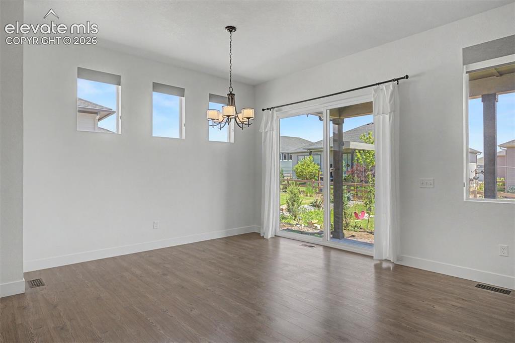 Image 19 of 50: Living Room