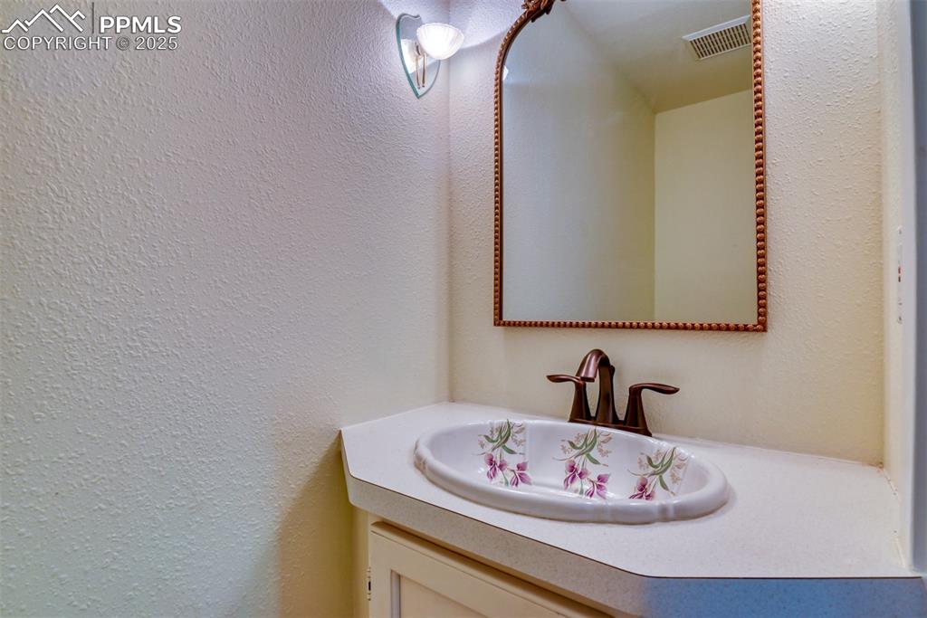 Image 31 of 46: Bathroom