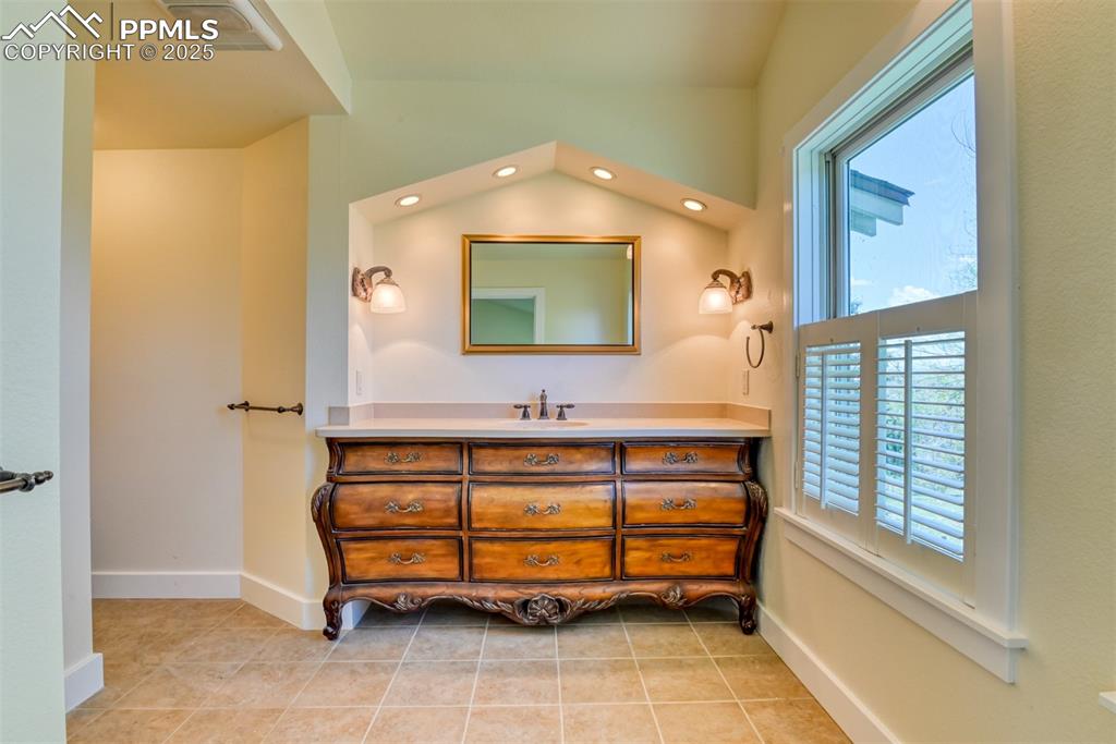 Image 37 of 46: Bathroom