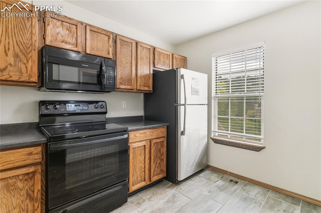 Image 15 of 31: Kitchen