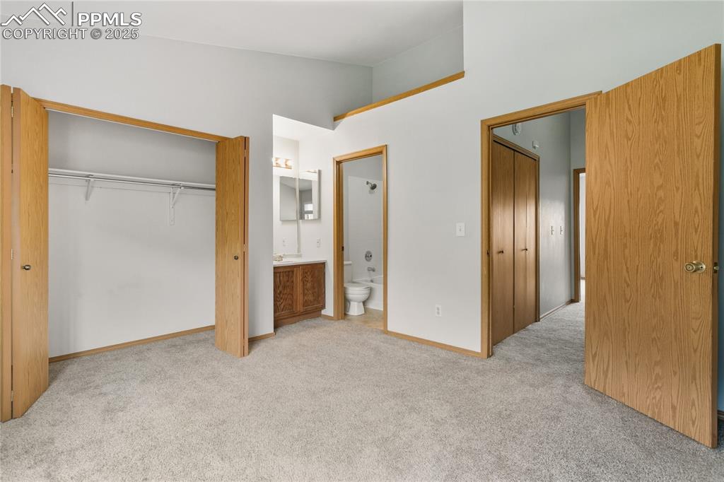 Image 19 of 31: Bedroom