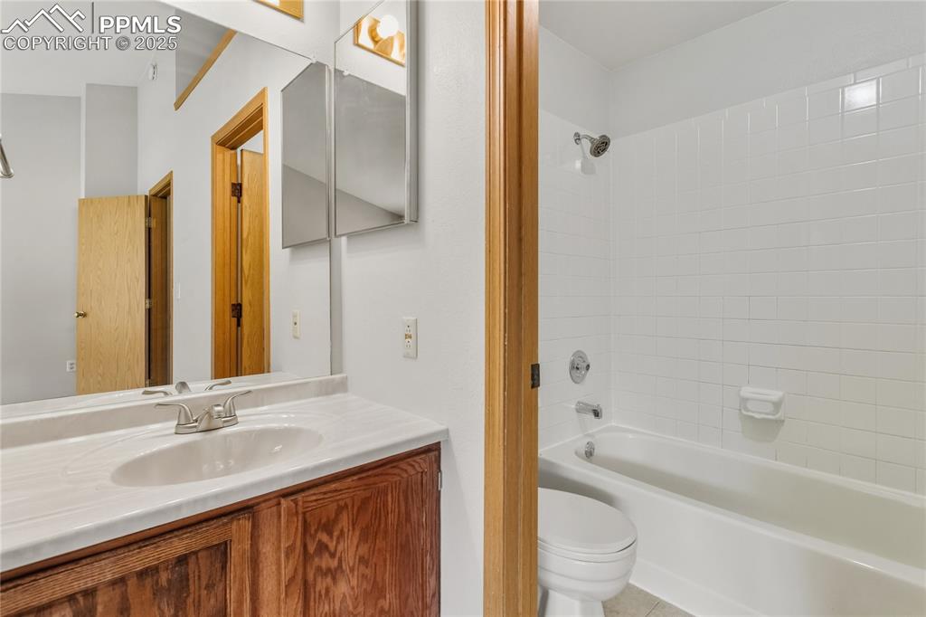 Image 20 of 31: Bathroom