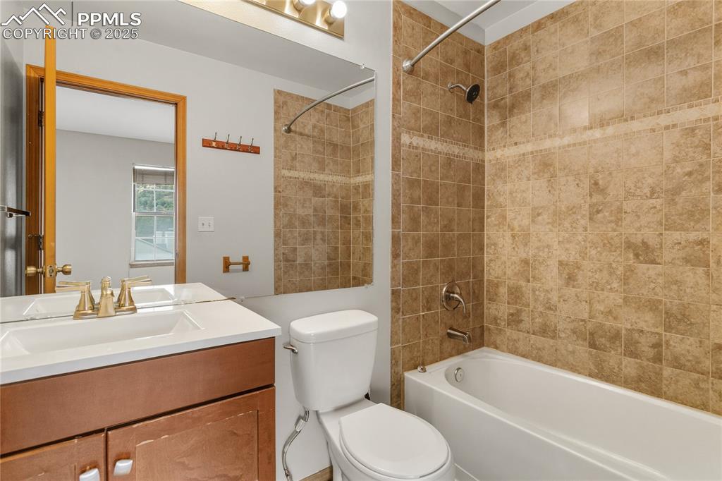 Image 23 of 31: Bathroom