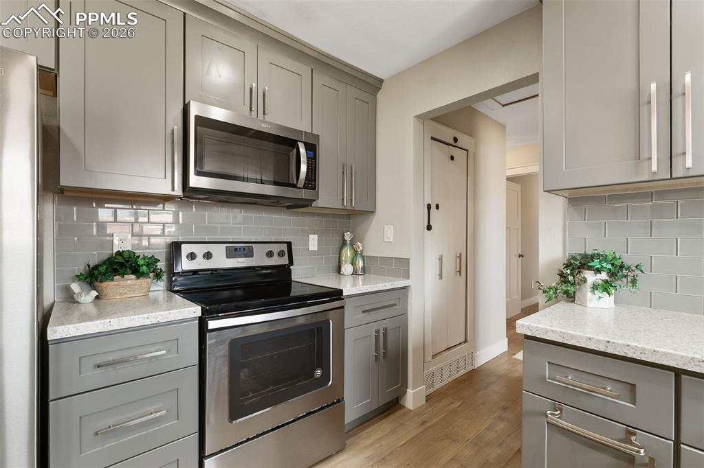 Image 15 of 39: Kitchen