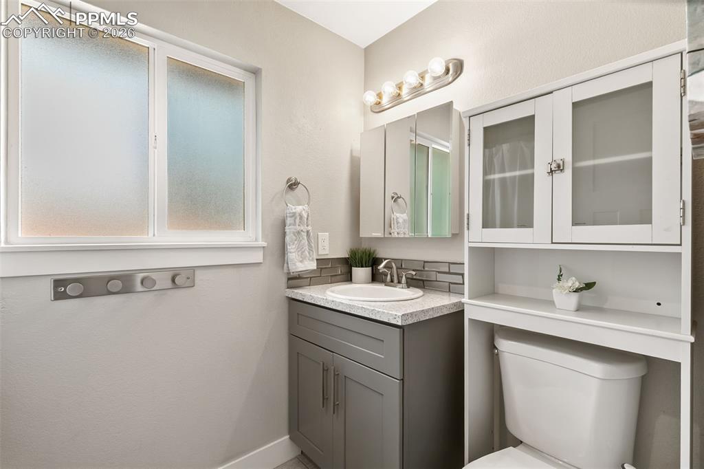 Image 19 of 39: Bathroom