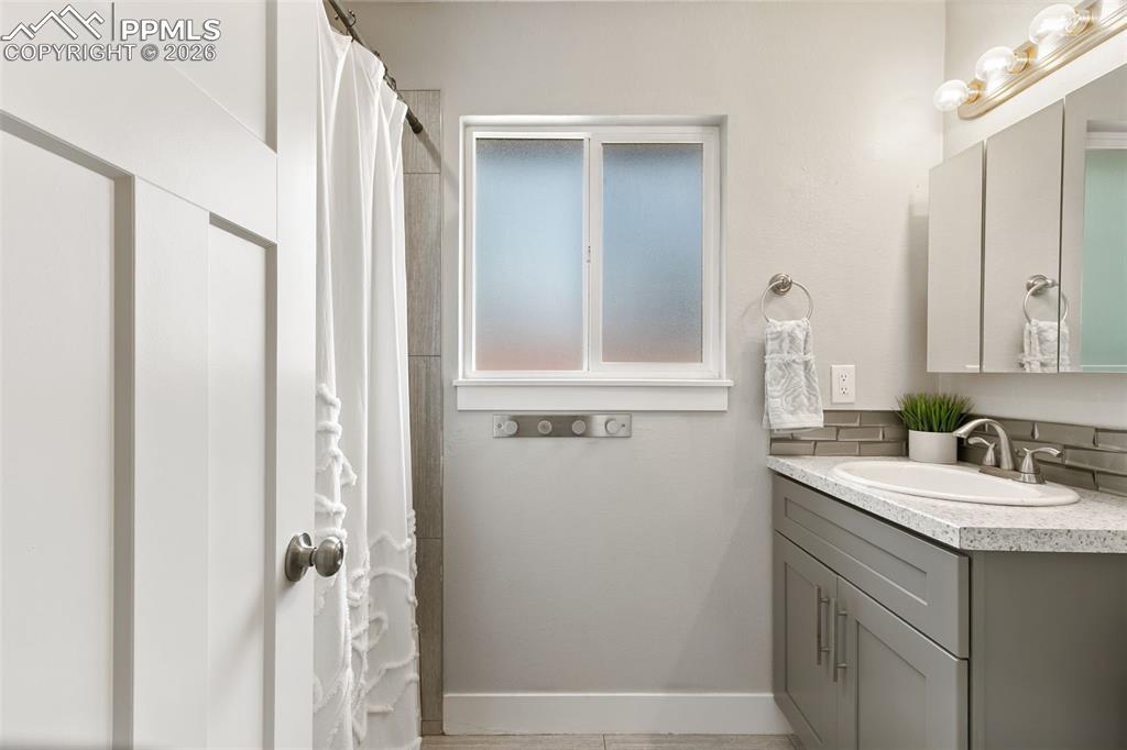 Image 20 of 39: Bathroom