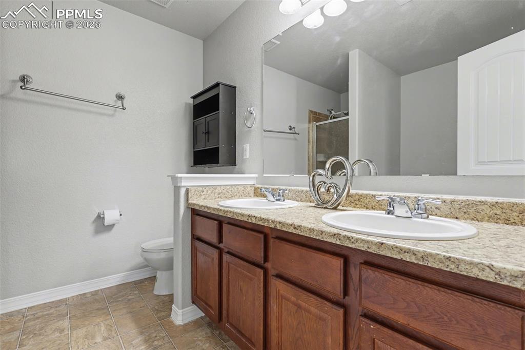 Image 12 of 27: Bathroom