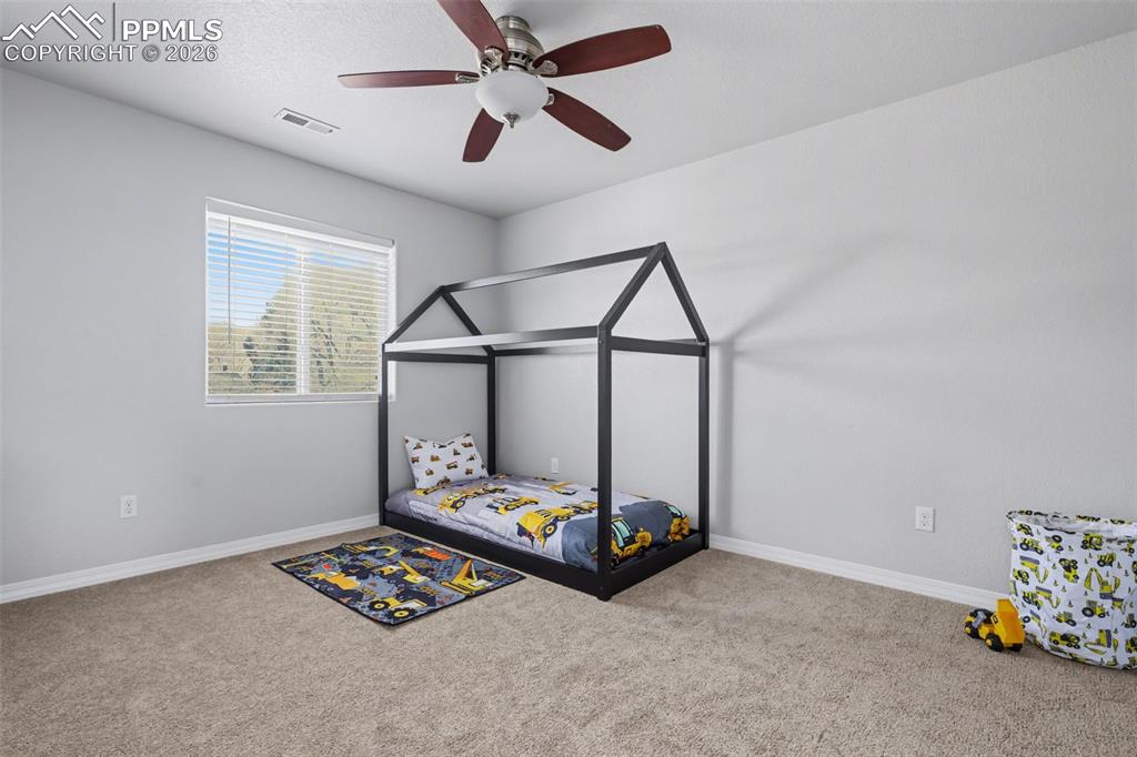 Image 15 of 27: Bedroom