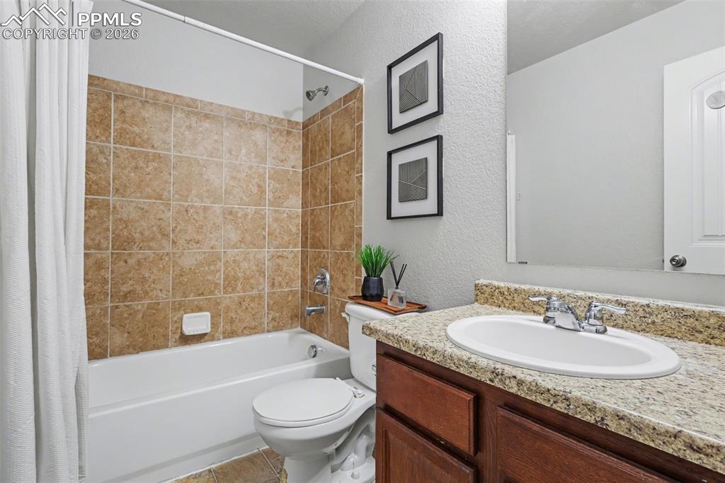 Image 17 of 27: Bathroom