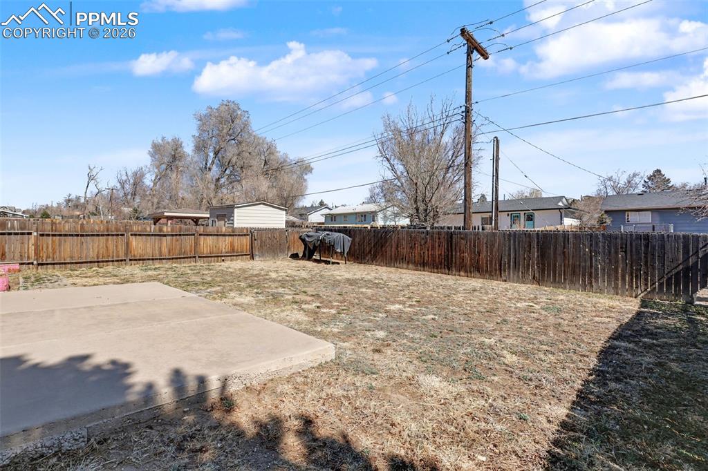 Image 20 of 27: Yard