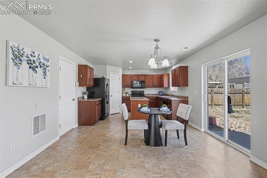 Image 4 of 27: Dining Area