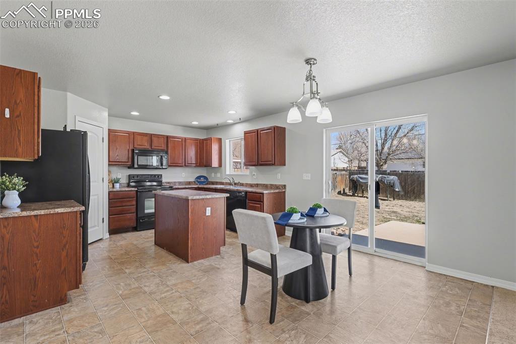 Image 5 of 27: Kitchen