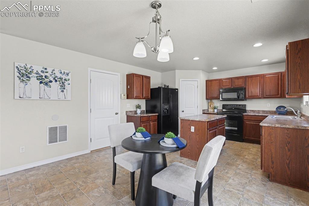 Image 7 of 27: Kitchen