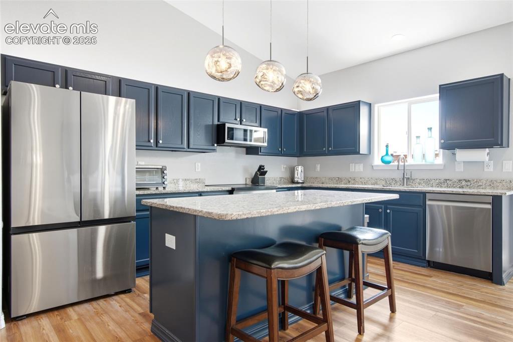 Image 13 of 49: Kitchen