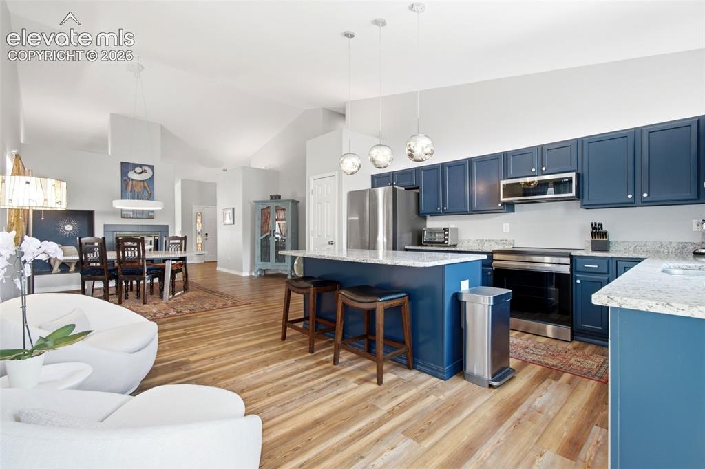 Image 15 of 49: Kitchen