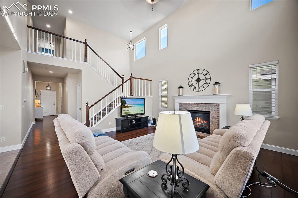 Image 10 of 50: Living Room