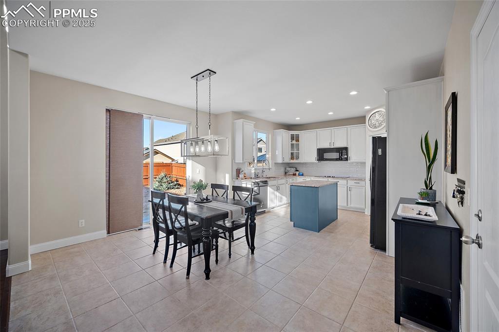 Image 11 of 50: Dining Area